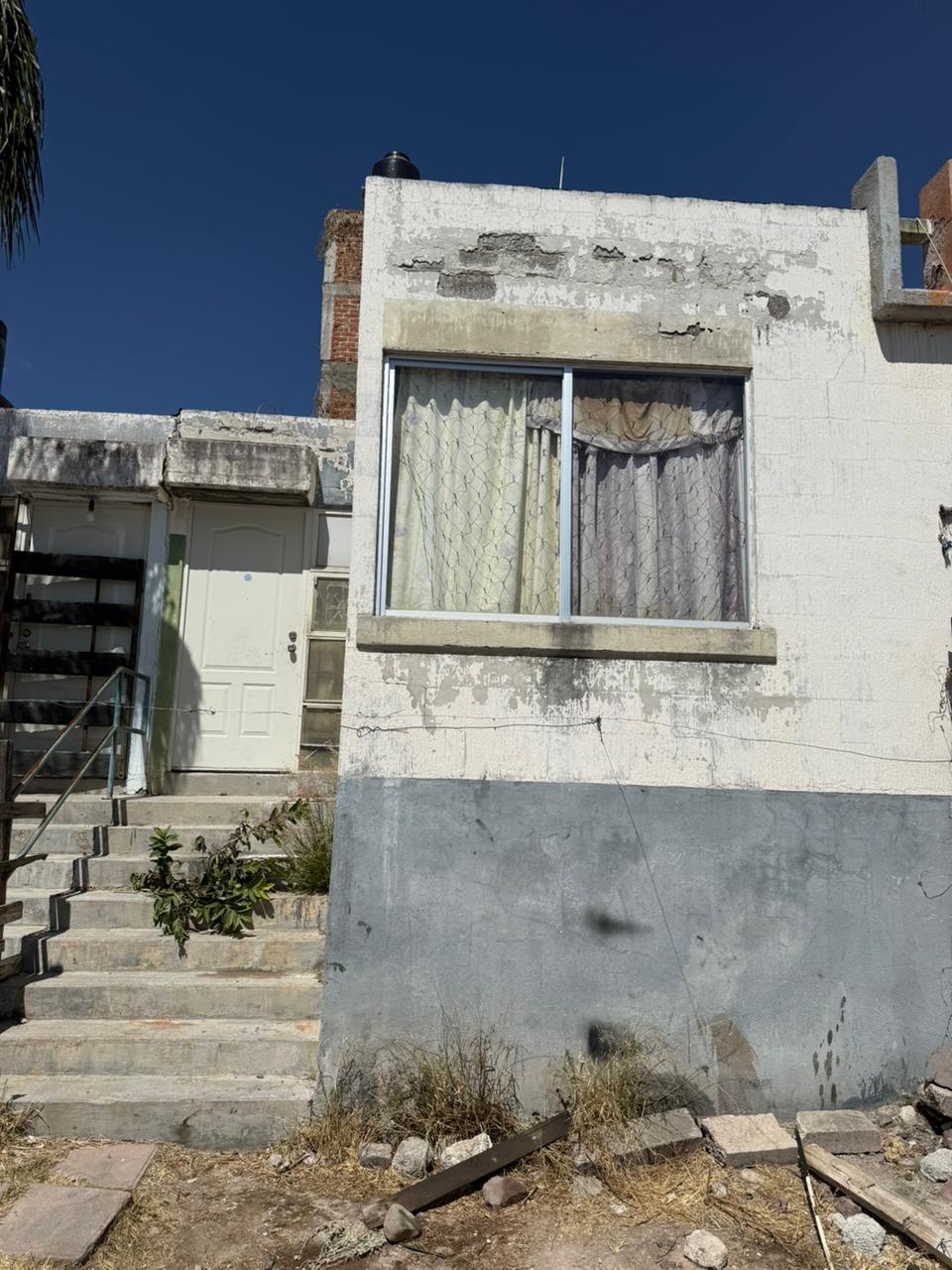 Fachada de la propiedad del caso 1 antes de la renovación