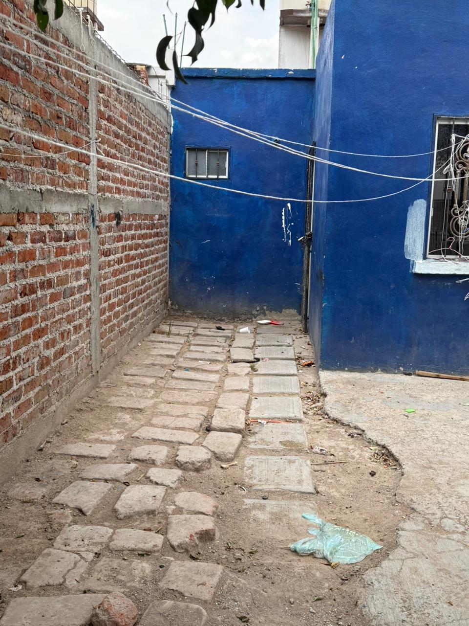 Fachada de la propiedad del caso 2 antes de la renovación