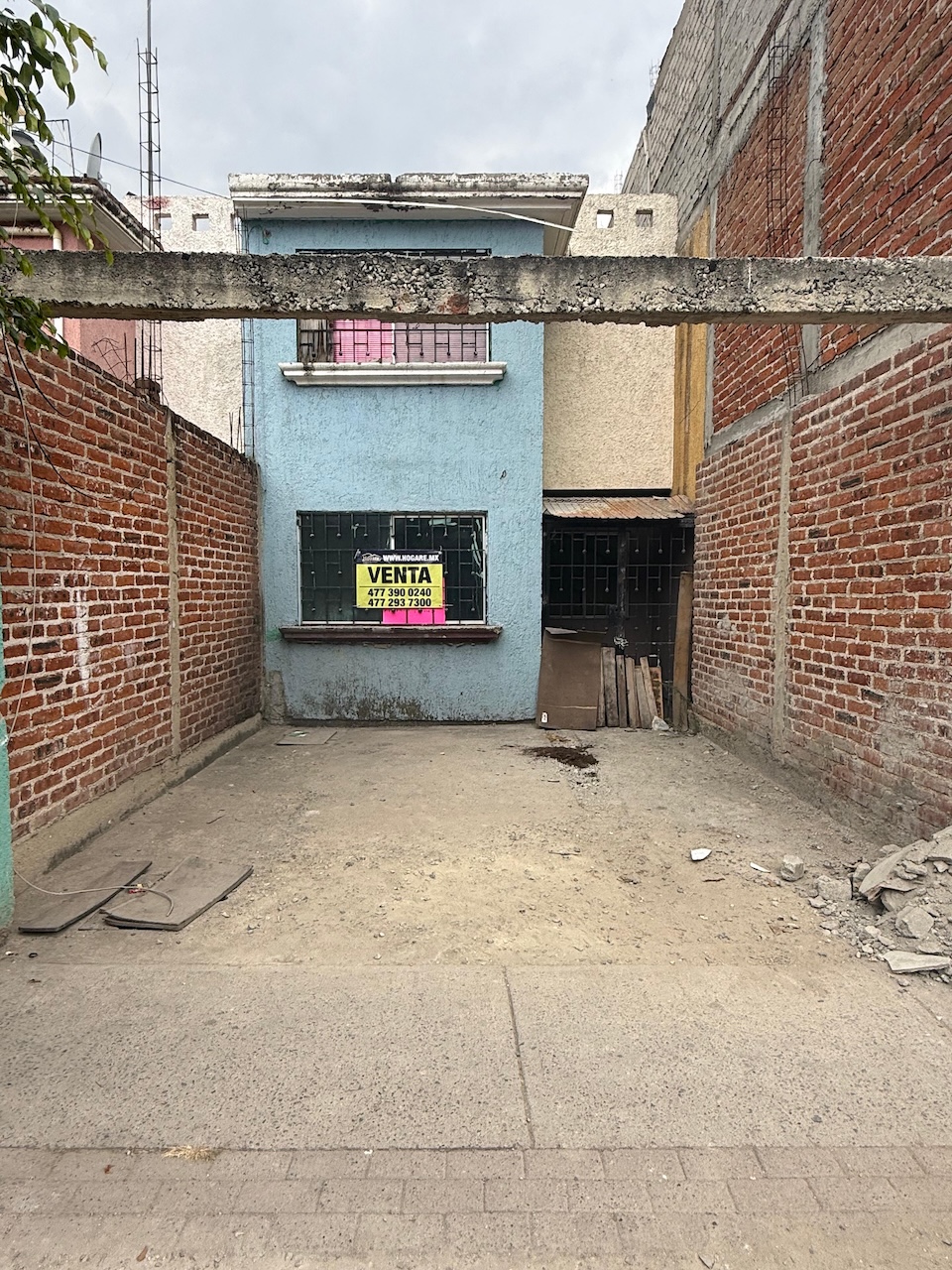 Fachada de la propiedad del caso 3 antes de la renovación